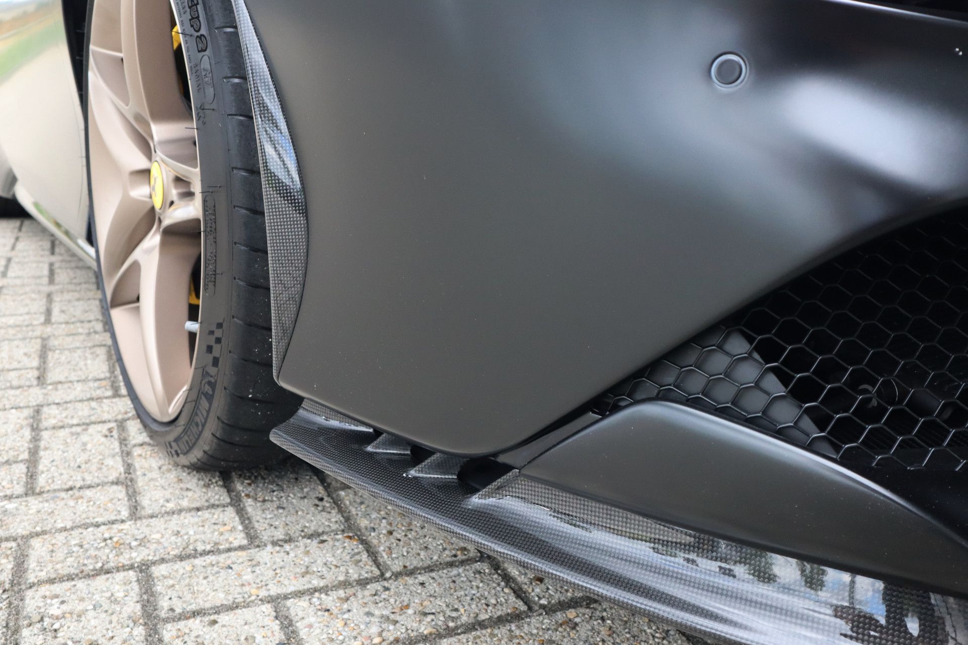 Afbeelding Ferrari SF90 Spider 4.0 V8 | Novitec-uitlaat, Carbon in/ex, Lift, Pass. display, Carbon daytona racestoelen, JBL, Camera, Wrap matzwart