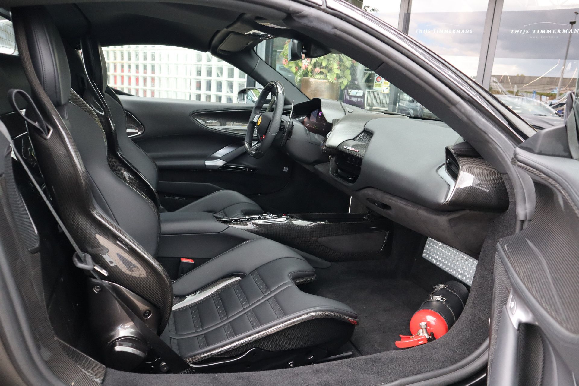 Afbeelding Ferrari SF90 Spider 4.0 V8 | Novitec-uitlaat, Carbon in/ex, Lift, Pass. display, Carbon daytona racestoelen, JBL, Camera, Wrap matzwart