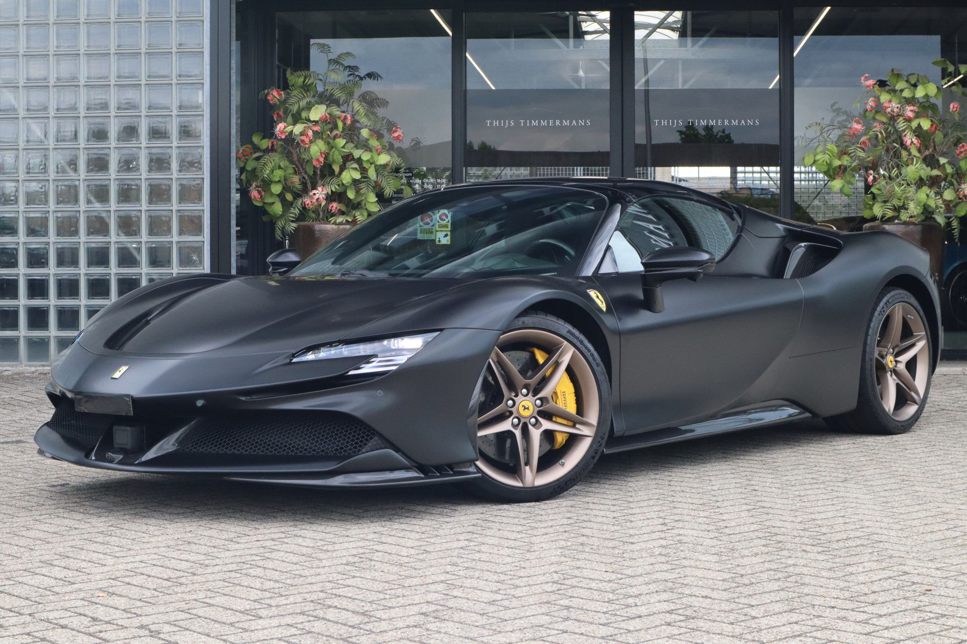 Afbeelding Ferrari SF90 Spider 4.0 V8 | Novitec-uitlaat, Carbon in/ex, Lift, Pass. display, Carbon daytona racestoelen, JBL, Camera, Wrap matzwart