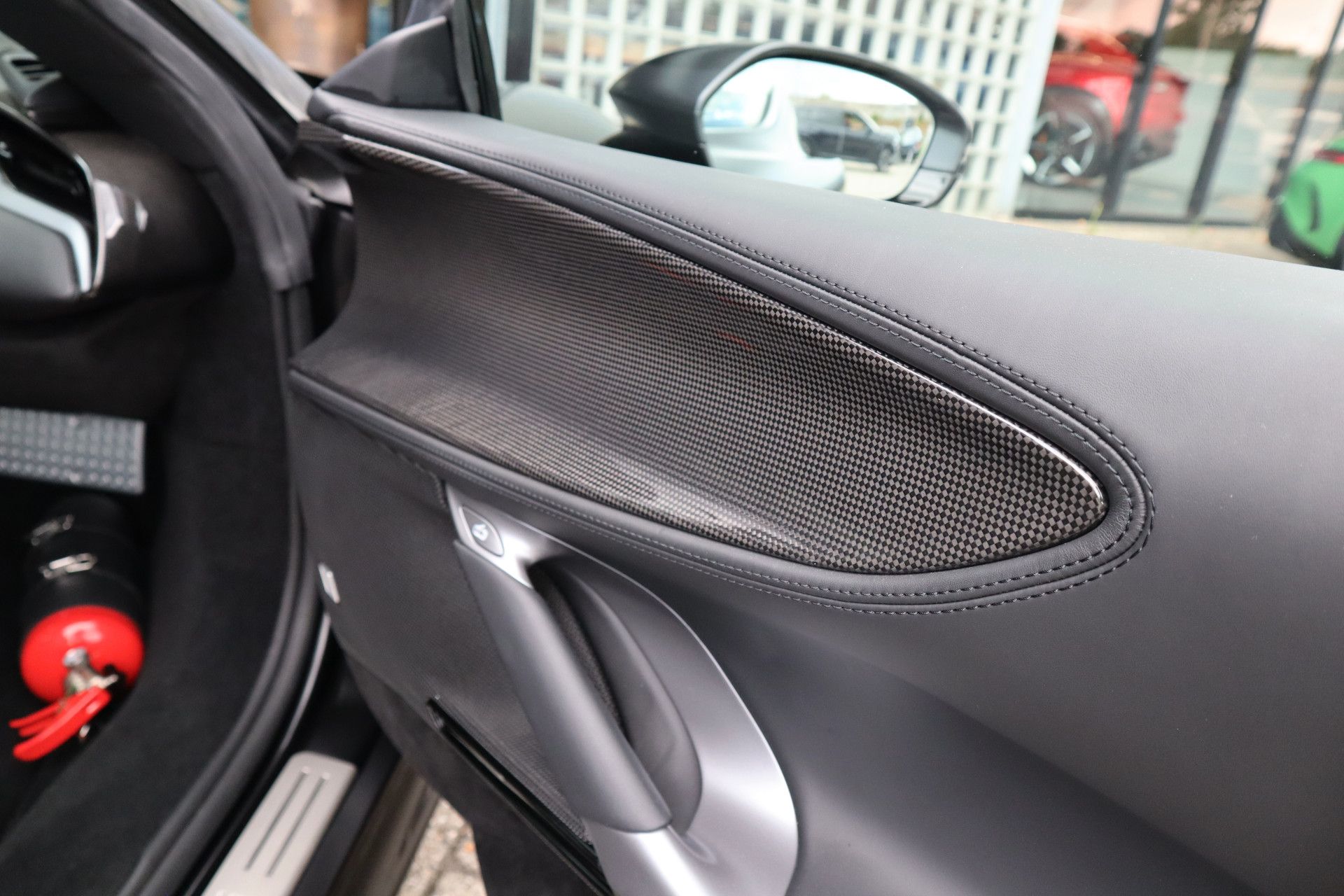 Afbeelding Ferrari SF90 Spider 4.0 V8 | Novitec-uitlaat, Carbon in/ex, Lift, Pass. display, Carbon daytona racestoelen, JBL, Camera, Wrap matzwart
