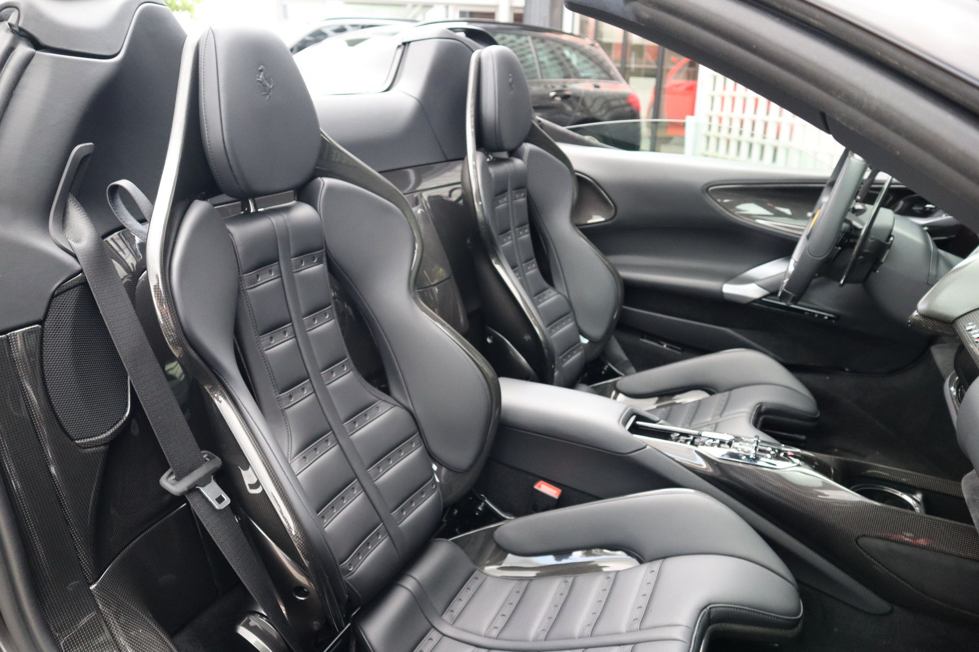 Afbeelding Ferrari SF90 Spider 4.0 V8 | Novitec-uitlaat, Carbon in/ex, Lift, Pass. display, Carbon daytona racestoelen, JBL, Camera, Wrap matzwart