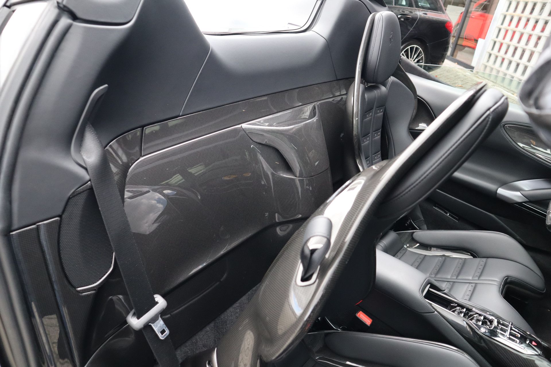 Afbeelding Ferrari SF90 Spider 4.0 V8 | Novitec-uitlaat, Carbon in/ex, Lift, Pass. display, Carbon daytona racestoelen, JBL, Camera, Wrap matzwart