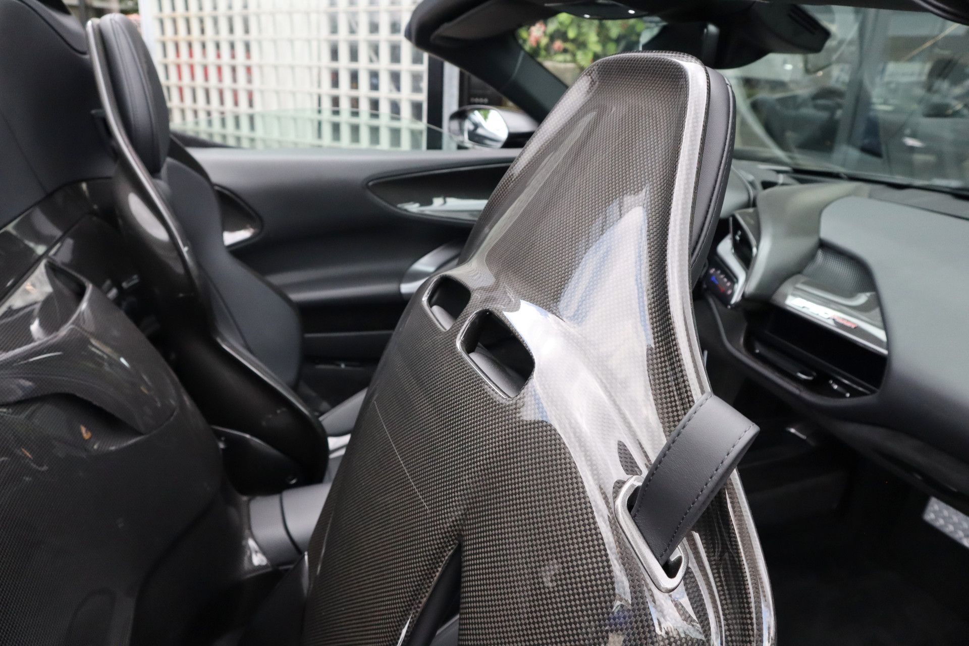 Afbeelding Ferrari SF90 Spider 4.0 V8 | Novitec-uitlaat, Carbon in/ex, Lift, Pass. display, Carbon daytona racestoelen, JBL, Camera, Wrap matzwart