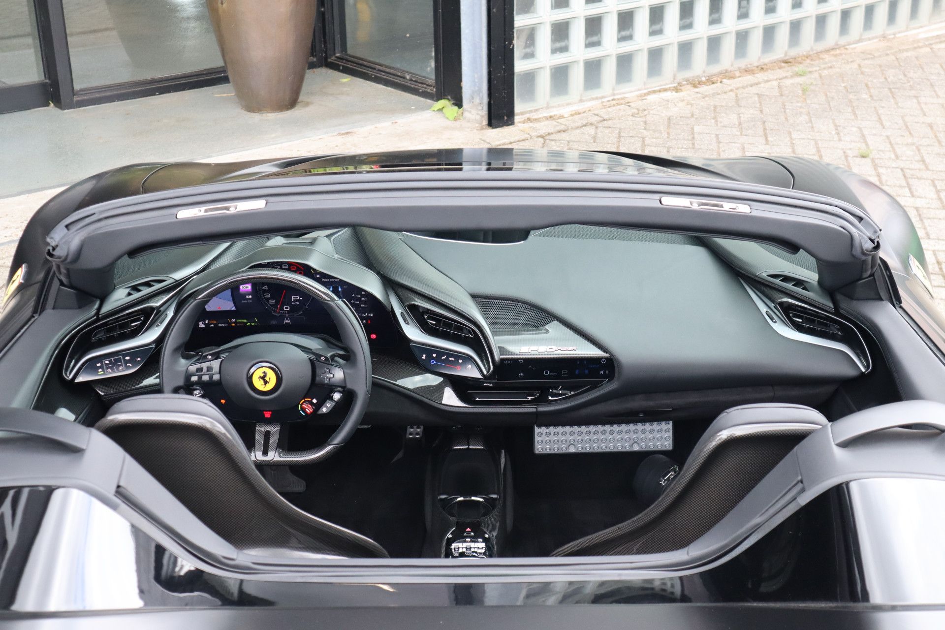 Afbeelding Ferrari SF90 Spider 4.0 V8 | Novitec-uitlaat, Carbon in/ex, Lift, Pass. display, Carbon daytona racestoelen, JBL, Camera, Wrap matzwart