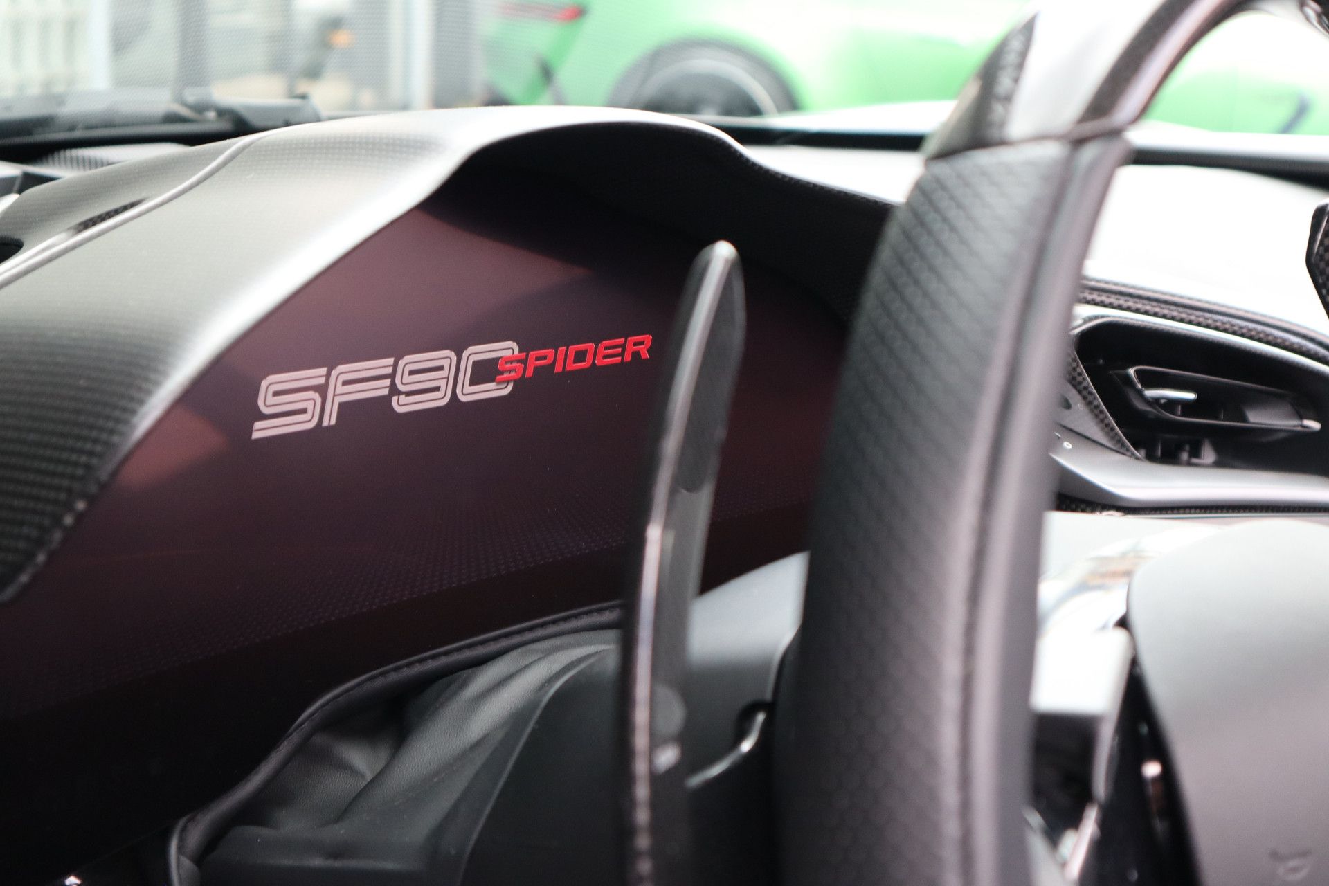 Afbeelding Ferrari SF90 Spider 4.0 V8 | Novitec-uitlaat, Carbon in/ex, Lift, Pass. display, Carbon daytona racestoelen, JBL, Camera, Wrap matzwart