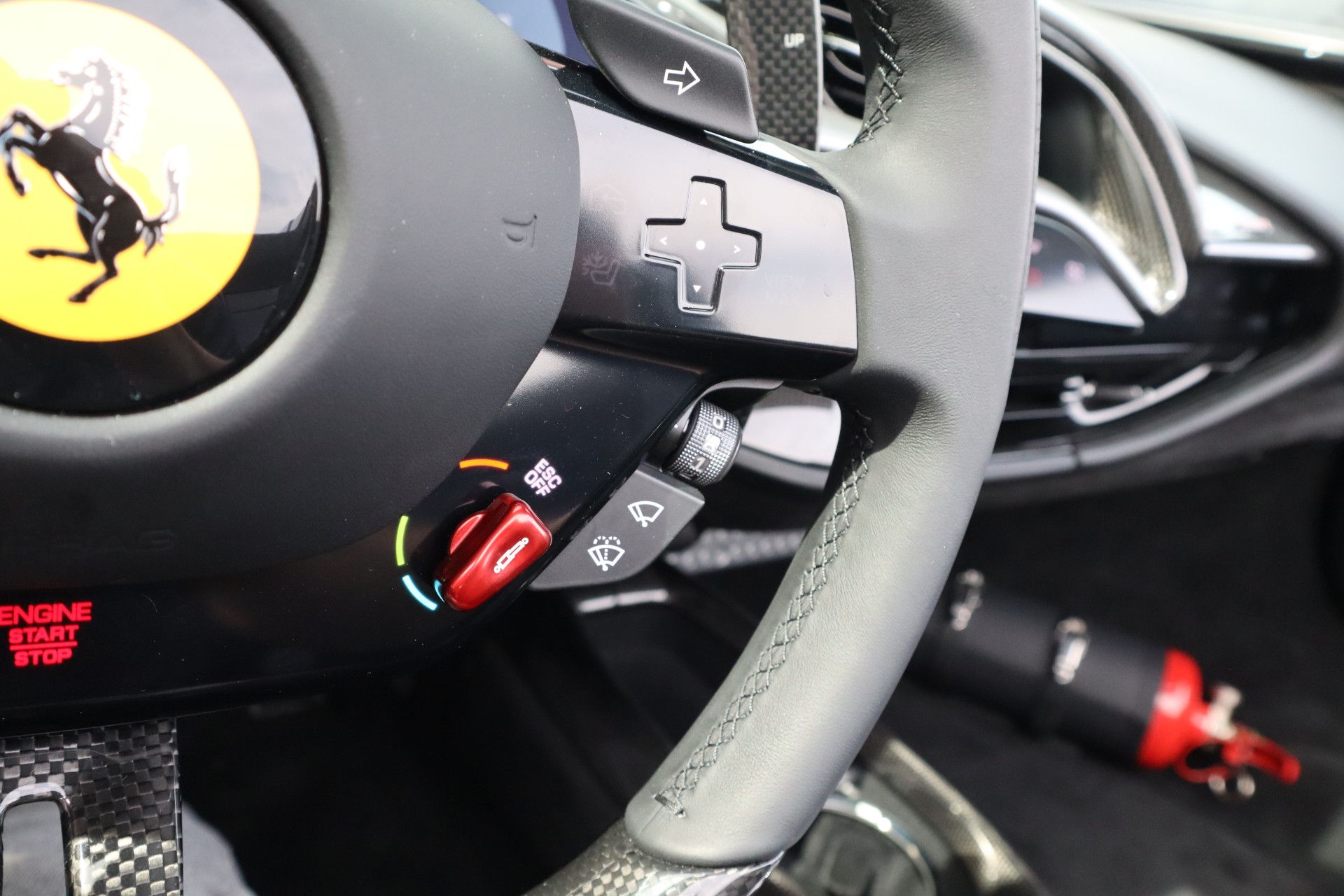 Afbeelding Ferrari SF90 Spider 4.0 V8 | Novitec-uitlaat, Carbon in/ex, Lift, Pass. display, Carbon daytona racestoelen, JBL, Camera, Wrap matzwart