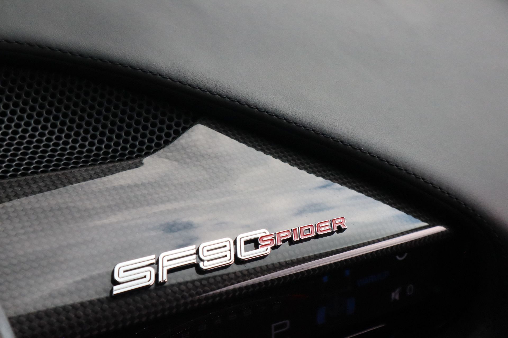 Afbeelding Ferrari SF90 Spider 4.0 V8 | Novitec-uitlaat, Carbon in/ex, Lift, Pass. display, Carbon daytona racestoelen, JBL, Camera, Wrap matzwart