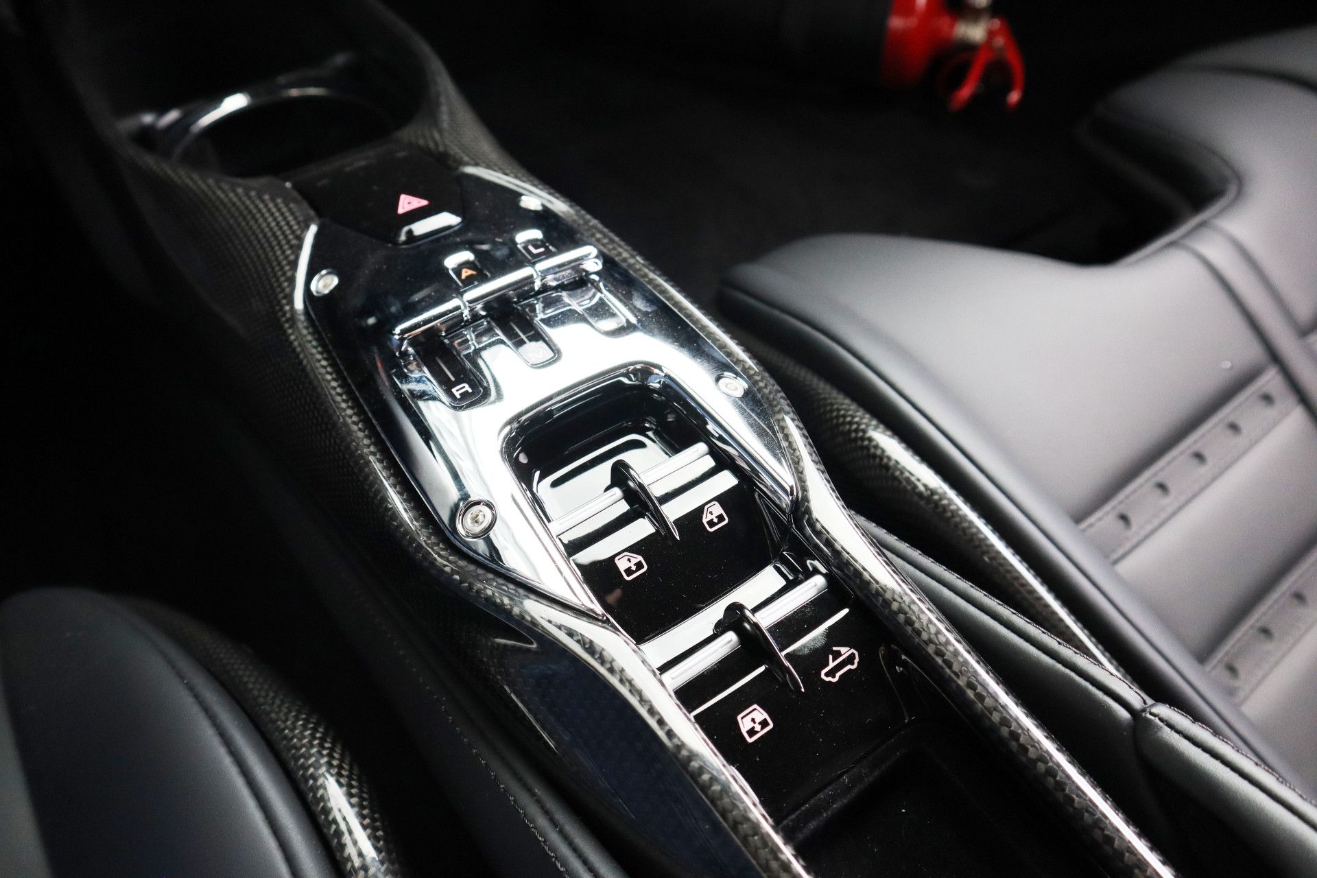 Afbeelding Ferrari SF90 Spider 4.0 V8 | Novitec-uitlaat, Carbon in/ex, Lift, Pass. display, Carbon daytona racestoelen, JBL, Camera, Wrap matzwart