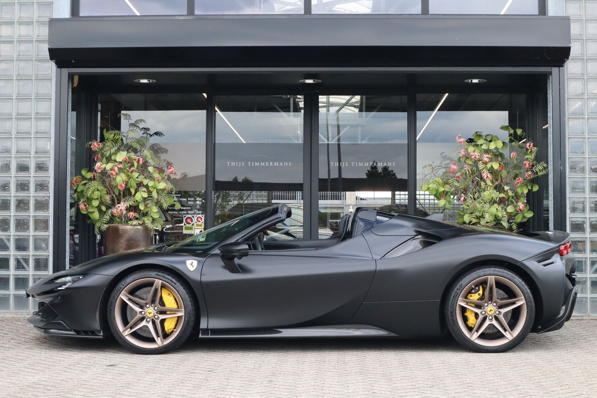Afbeelding Ferrari SF90 Spider 4.0 V8 | Novitec-uitlaat, Carbon in/ex, Lift, Pass. display, Carbon daytona racestoelen, JBL, Camera, Wrap matzwart