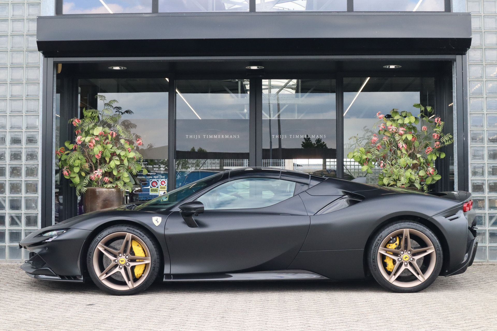 Afbeelding Ferrari SF90 Spider 4.0 V8 | Novitec-uitlaat, Carbon in/ex, Lift, Pass. display, Carbon daytona racestoelen, JBL, Camera, Wrap matzwart