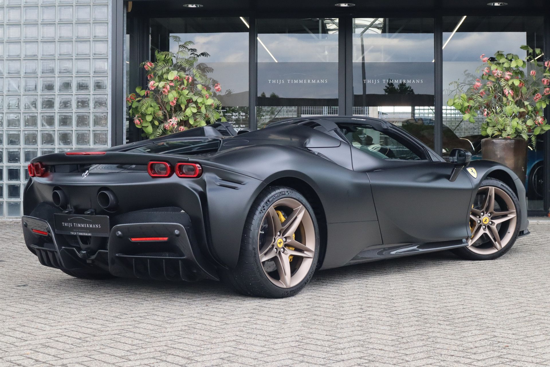 Afbeelding Ferrari SF90 Spider 4.0 V8 | Novitec-uitlaat, Carbon in/ex, Lift, Pass. display, Carbon daytona racestoelen, JBL, Camera, Wrap matzwart