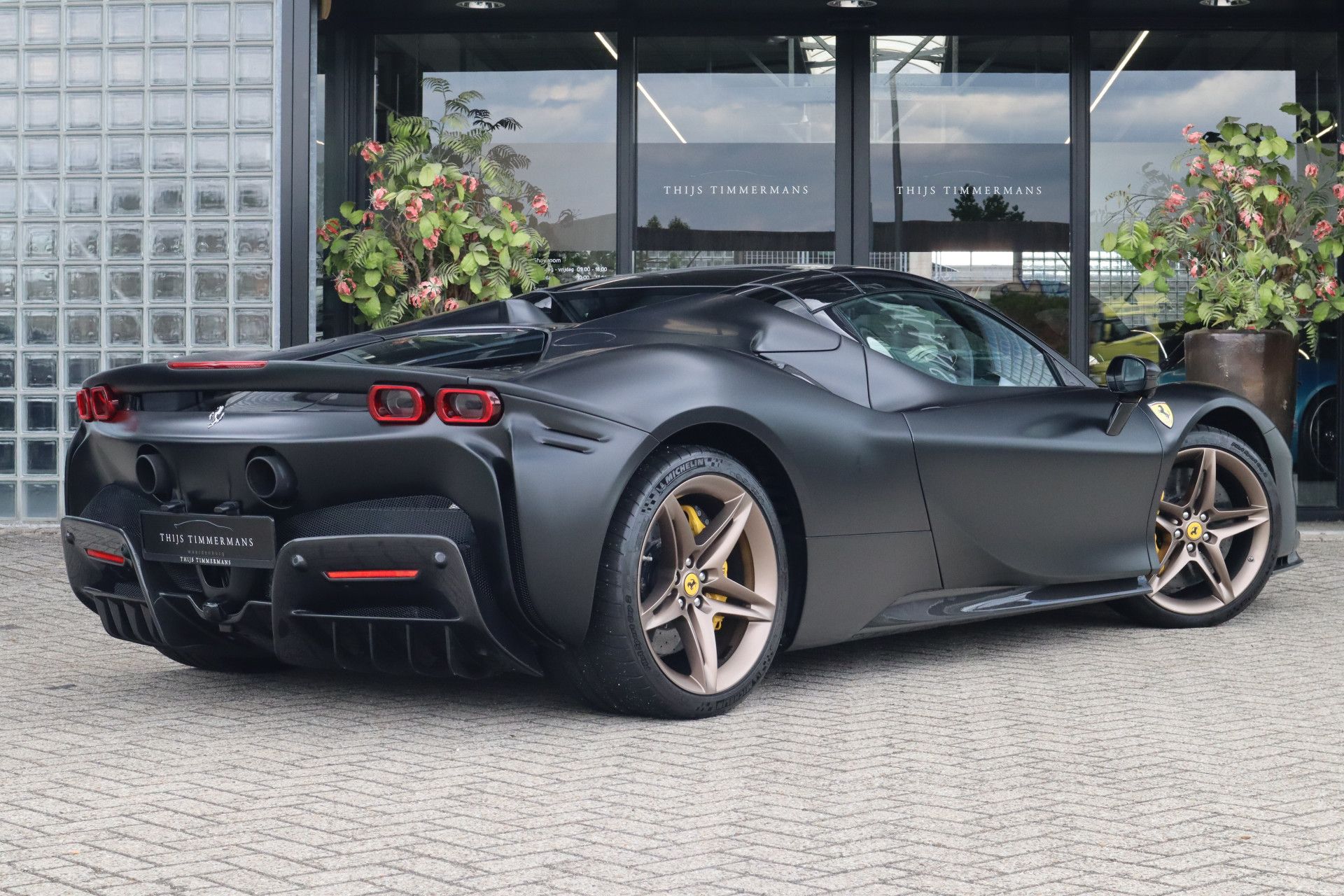 Afbeelding Ferrari SF90 Spider 4.0 V8 | Novitec-uitlaat, Carbon in/ex, Lift, Pass. display, Carbon daytona racestoelen, JBL, Camera, Wrap matzwart