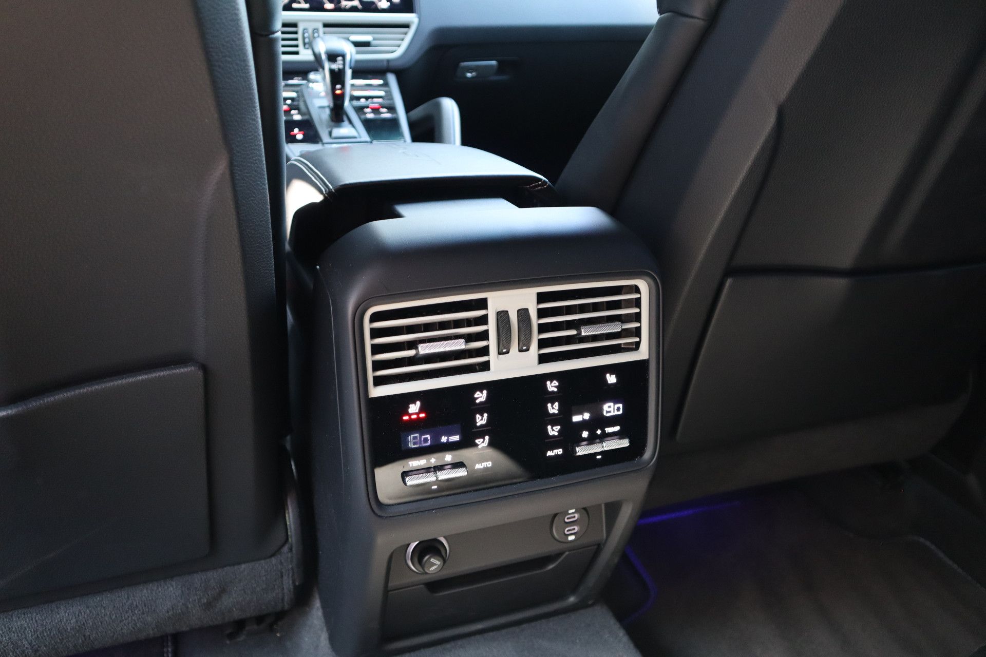 Afbeelding Porsche Cayenne Coupé 4.0 Turbo GT Keramisch, Carbon, Akrapovic, Zitklima, PDCC, 