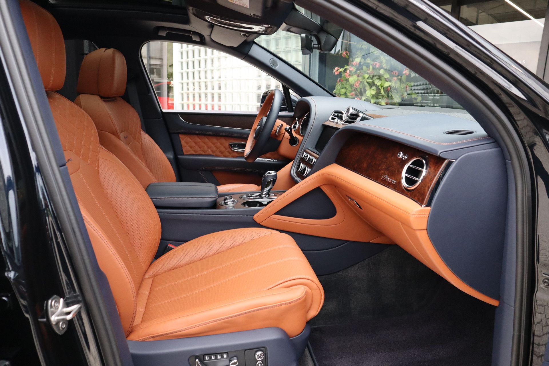 Afbeelding Bentley Bentayga 4.0 V8 Azure | Mulliner, Naim Audio, Massage, Nachtzicht, Pano, Zitklima, Stuurverwarming, Zonweringspakket, Nachtzicht