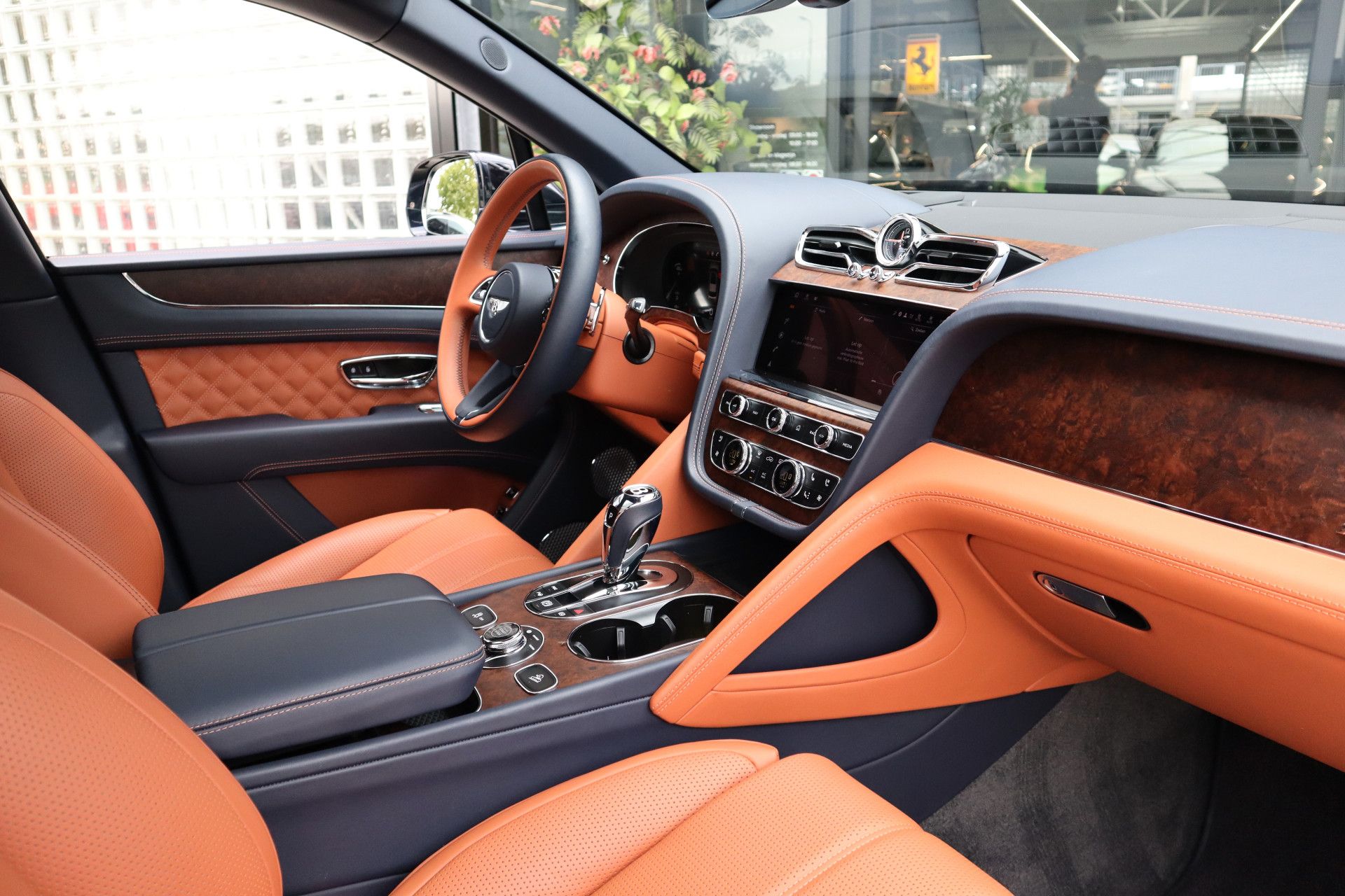 Afbeelding Bentley Bentayga 4.0 V8 Azure | Mulliner, Naim Audio, Massage, Nachtzicht, Pano, Zitklima, Stuurverwarming, Zonweringspakket, Nachtzicht