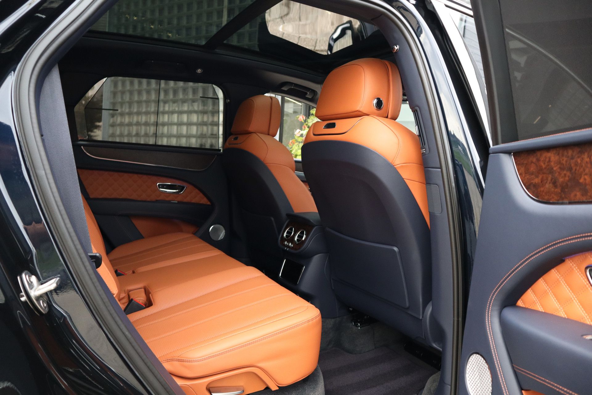 Afbeelding Bentley Bentayga 4.0 V8 Azure | Mulliner, Naim Audio, Massage, Nachtzicht, Pano, Zitklima, Stuurverwarming, Zonweringspakket, Nachtzicht