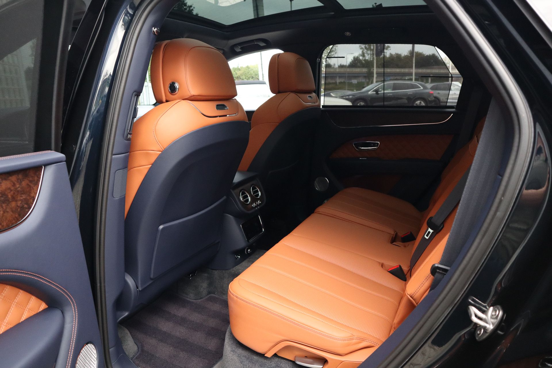 Afbeelding Bentley Bentayga 4.0 V8 Azure | Mulliner, Naim Audio, Massage, Nachtzicht, Pano, Zitklima, Stuurverwarming, Zonweringspakket, Nachtzicht