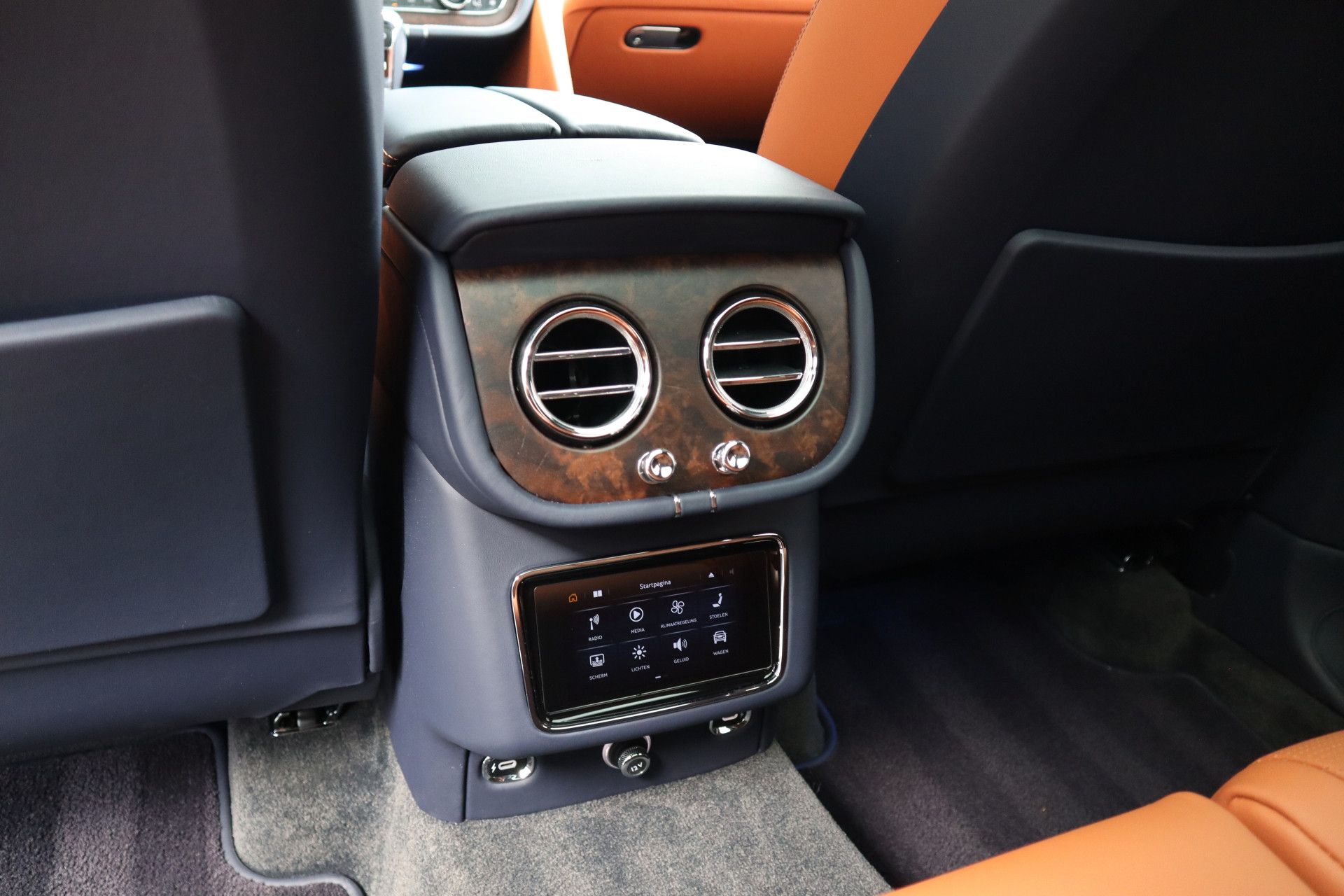 Afbeelding Bentley Bentayga 4.0 V8 Azure | Mulliner, Naim Audio, Massage, Nachtzicht, Pano, Zitklima, Stuurverwarming, Zonweringspakket, Nachtzicht