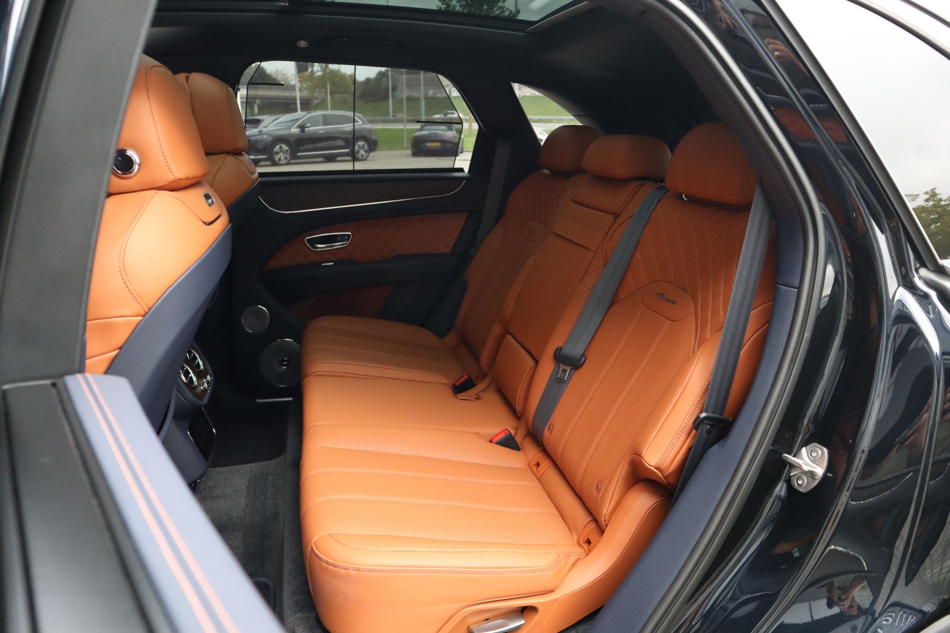 Afbeelding Bentley Bentayga 4.0 V8 Azure | Mulliner, Naim Audio, Massage, Nachtzicht, Pano, Zitklima, Stuurverwarming, Zonweringspakket, Nachtzicht