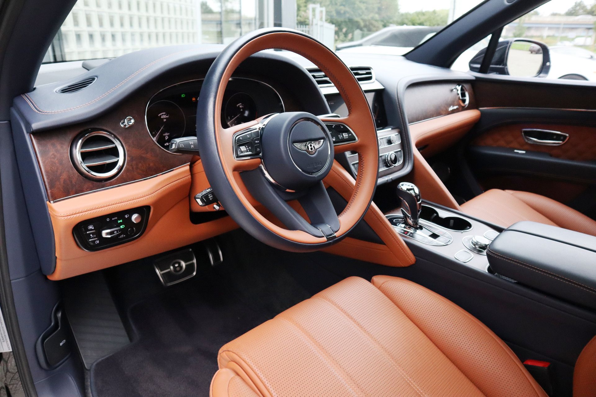 Afbeelding Bentley Bentayga 4.0 V8 Azure | Mulliner, Naim Audio, Massage, Nachtzicht, Pano, Zitklima, Stuurverwarming, Zonweringspakket, Nachtzicht