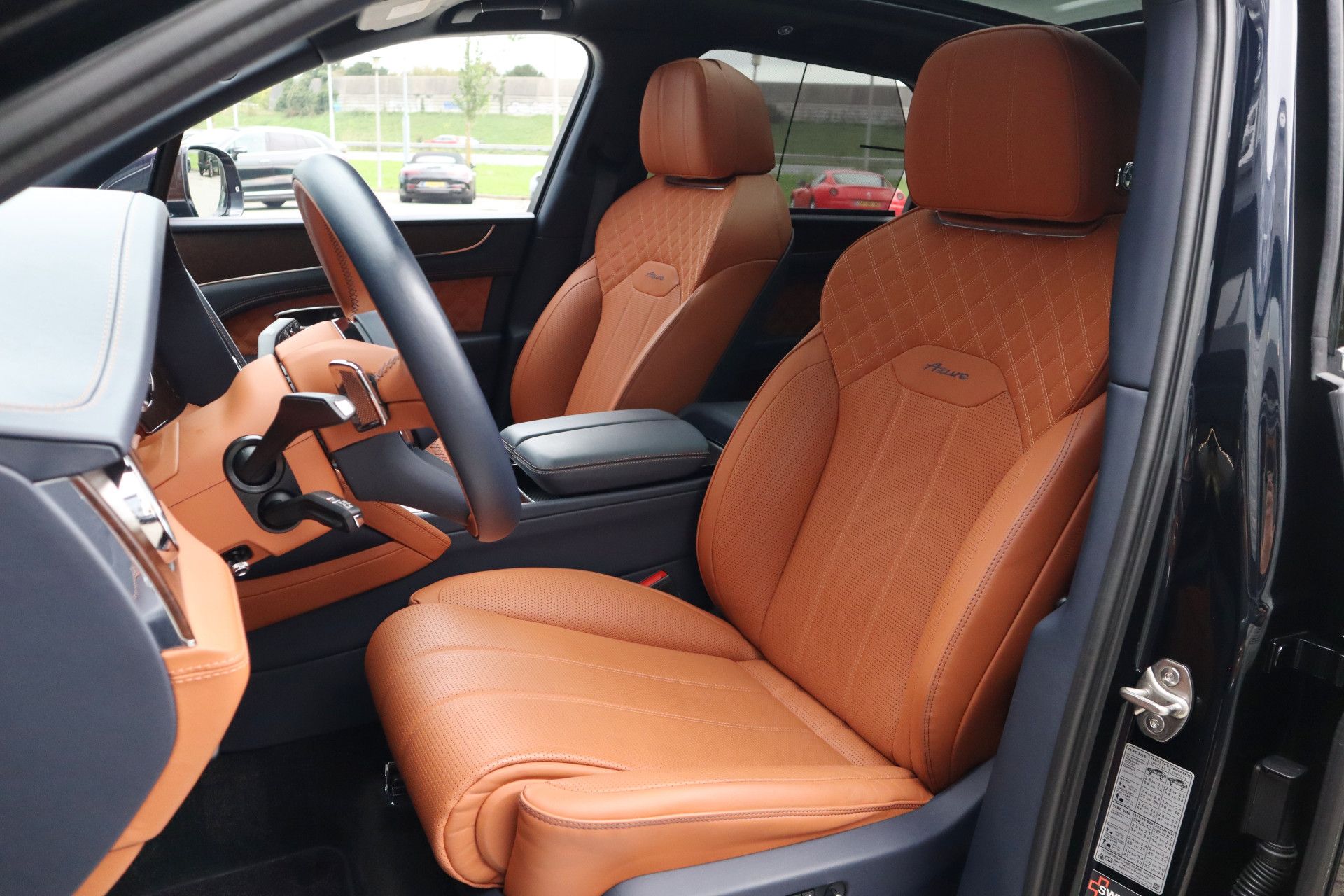 Afbeelding Bentley Bentayga 4.0 V8 Azure | Mulliner, Naim Audio, Massage, Nachtzicht, Pano, Zitklima, Stuurverwarming, Zonweringspakket, Nachtzicht