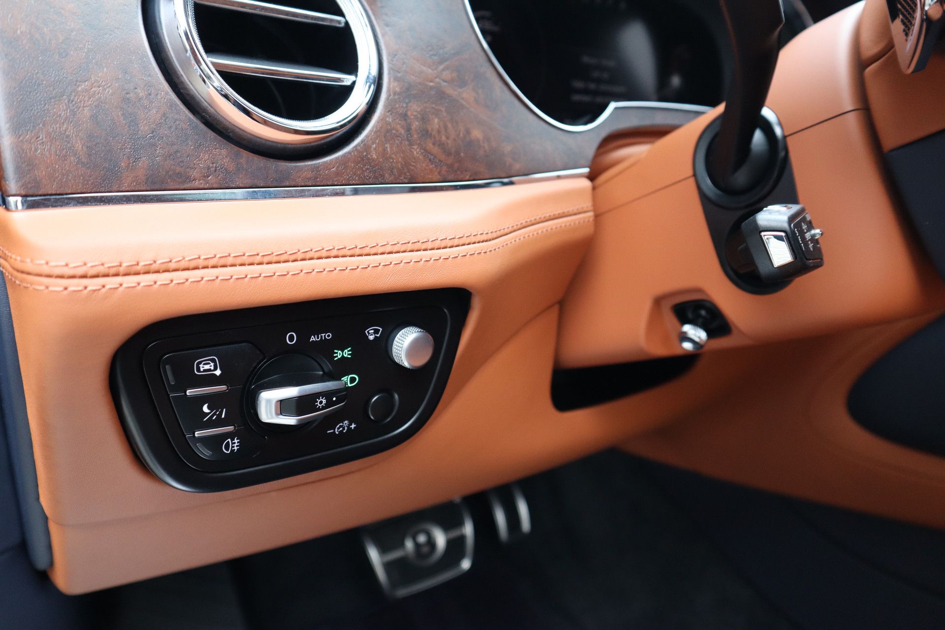 Afbeelding Bentley Bentayga 4.0 V8 Azure | Mulliner, Naim Audio, Massage, Nachtzicht, Pano, Zitklima, Stuurverwarming, Zonweringspakket, Nachtzicht