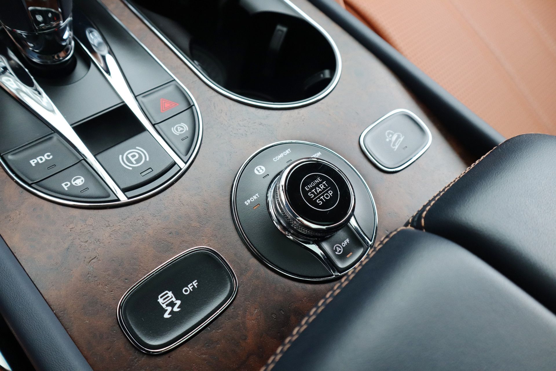 Afbeelding Bentley Bentayga 4.0 V8 Azure | Mulliner, Naim Audio, Massage, Nachtzicht, Pano, Zitklima, Stuurverwarming, Zonweringspakket, Nachtzicht