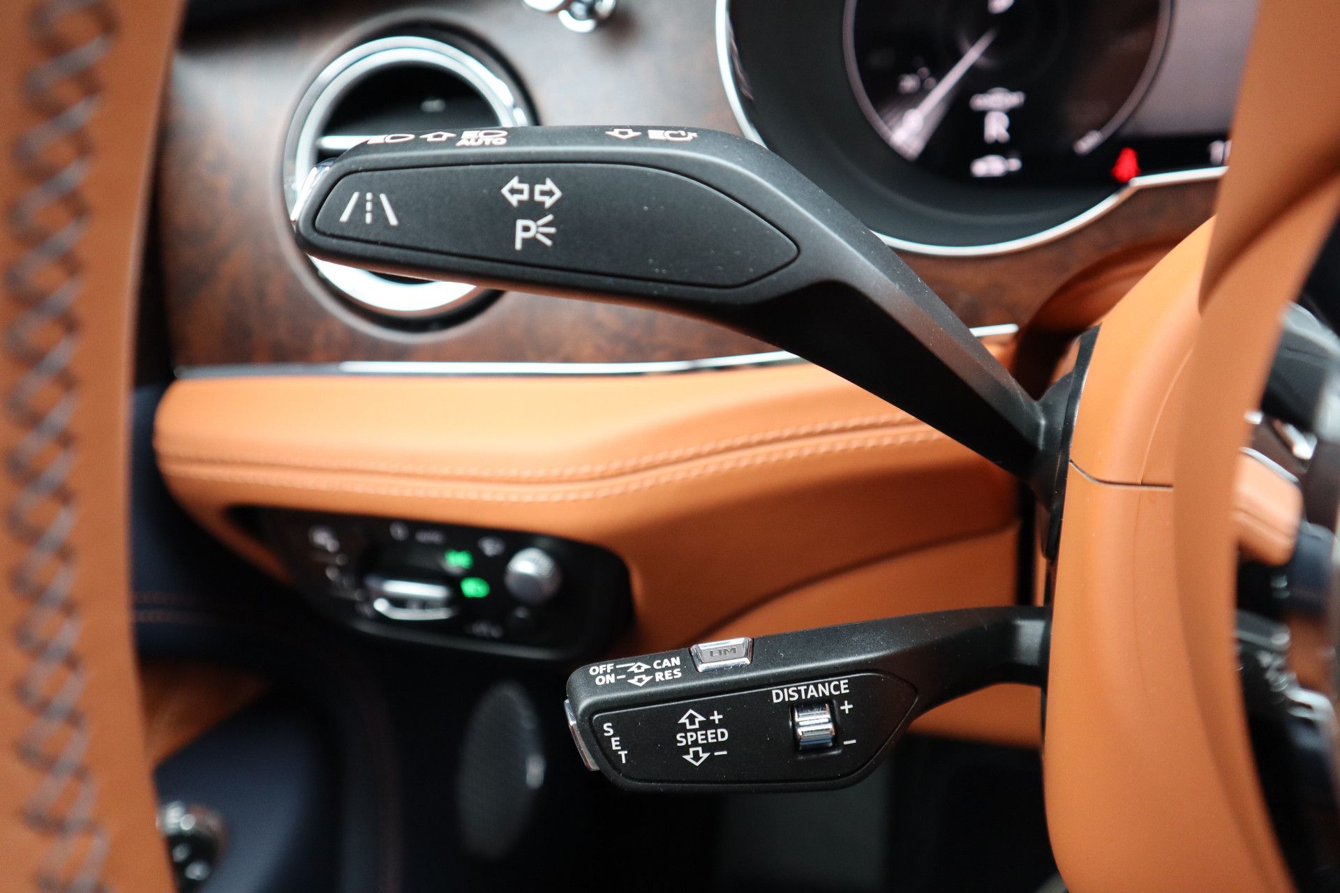 Afbeelding Bentley Bentayga 4.0 V8 Azure | Mulliner, Naim Audio, Massage, Nachtzicht, Pano, Zitklima, Stuurverwarming, Zonweringspakket, Nachtzicht