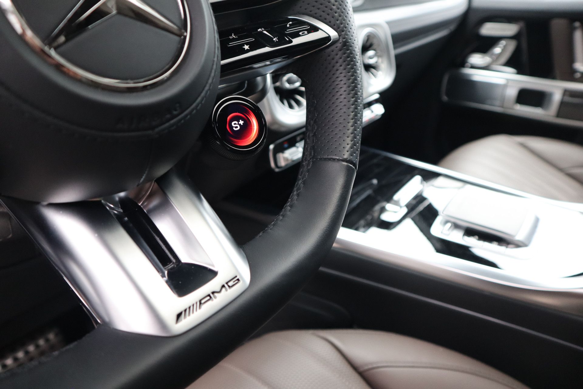 Afbeelding Mercedes-AMG G-Klasse  63 | Performance-pakket, Manufaktur int., Burmester 3D, Massage, Trekhaak, Driver's Package, Zitklima, Rij-assistentie pakket