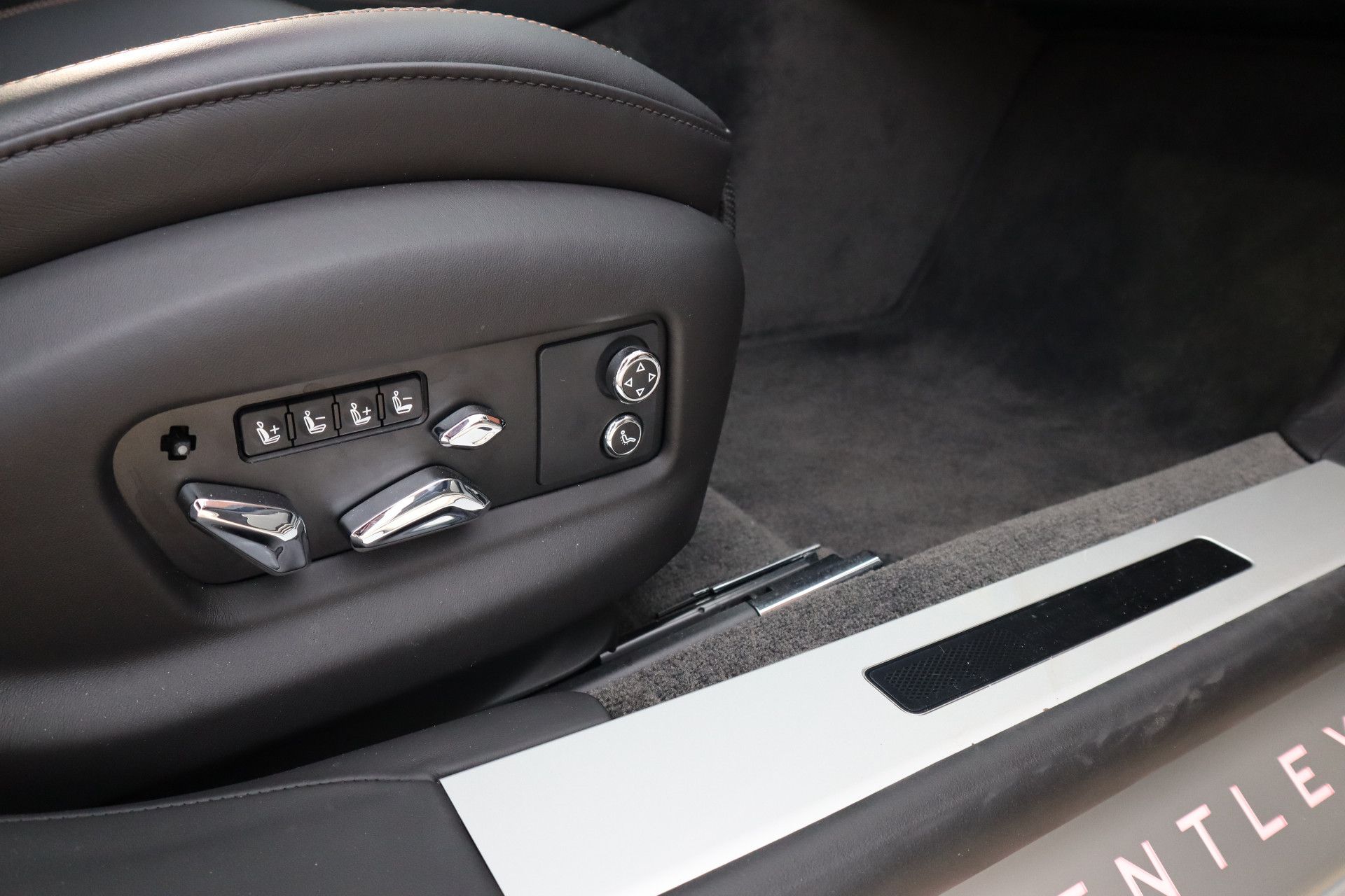 Afbeelding Bentley Flying Spur 4.0 V8 | Achterasbesturing, Massage, Nachtzicht, Pano, Zitklima, Stuurverwarming, Zonweringspakket
