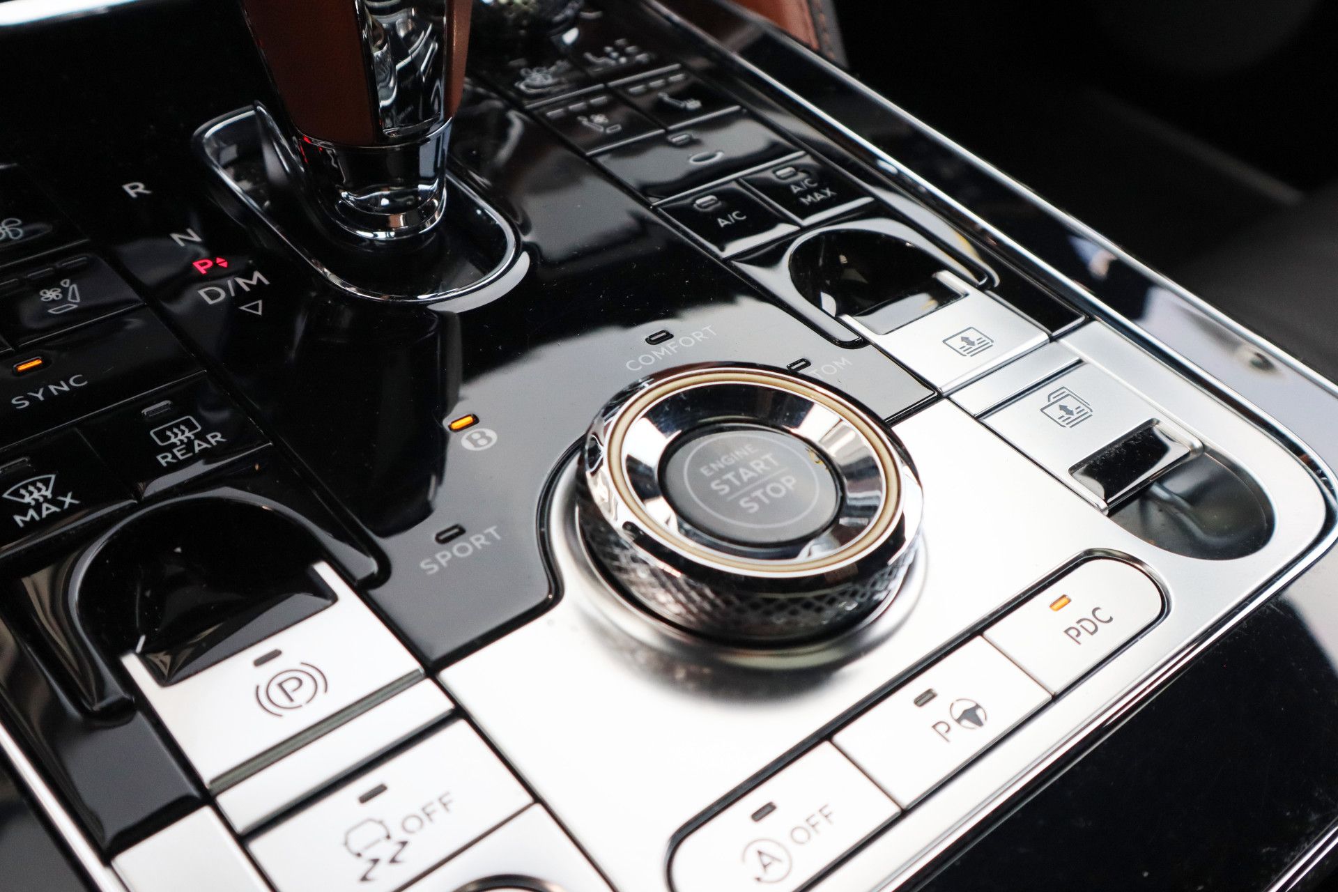 Afbeelding Bentley Flying Spur 4.0 V8 | Achterasbesturing, Massage, Nachtzicht, Pano, Zitklima, Stuurverwarming, Zonweringspakket
