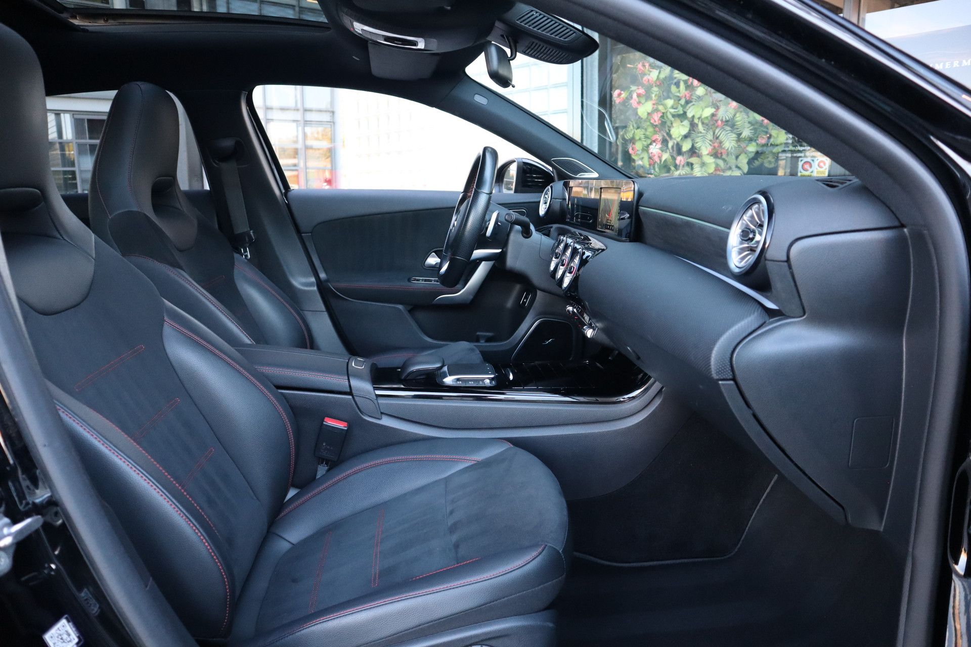 Afbeelding Mercedes-Benz A-Klasse 250 e | AMG-Line, Burmester, Panoramadak, Multibeam LED, Standkachel, Keyless-go, Stoelverwarming, Achteruitrijcamera
