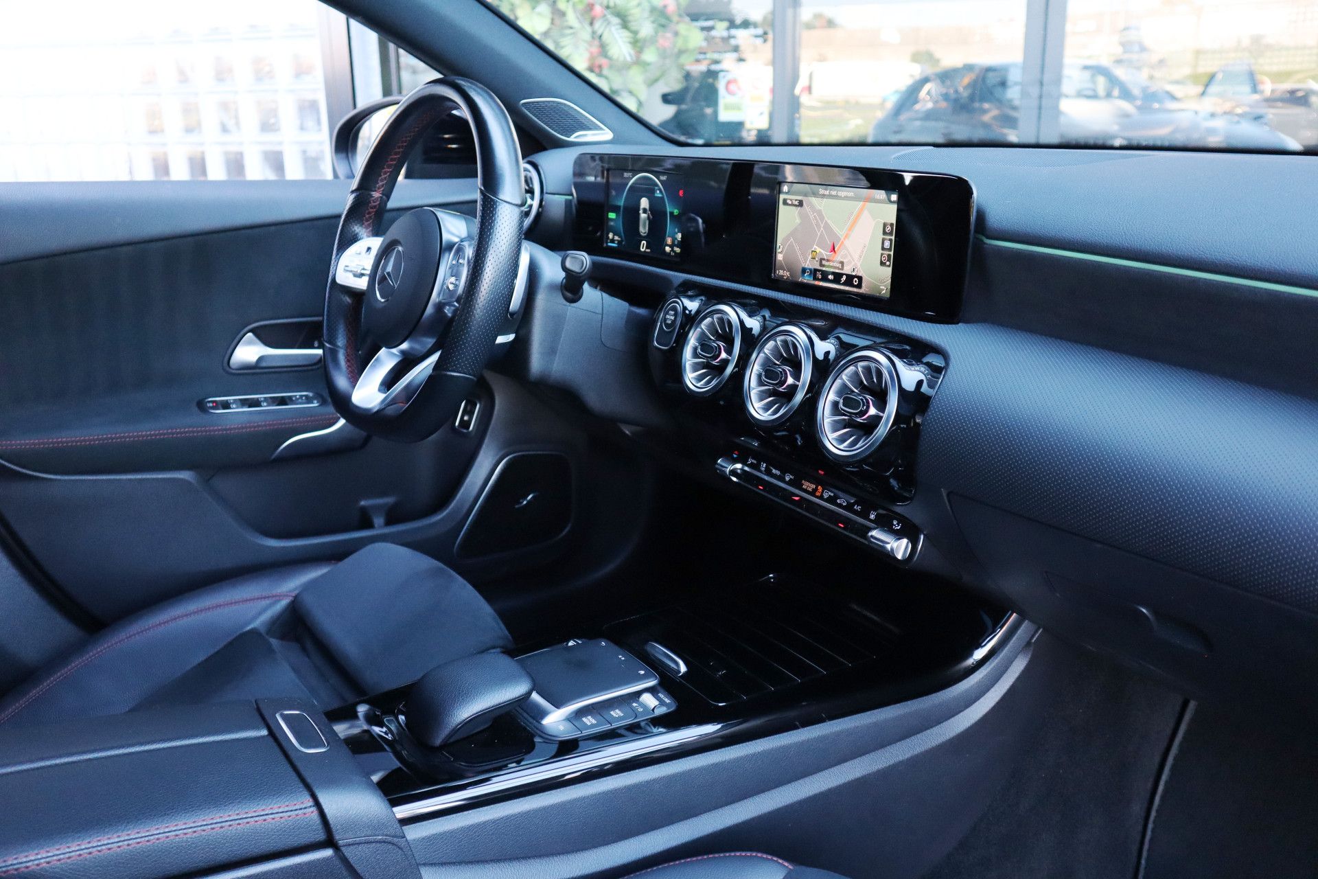 Afbeelding Mercedes-Benz A-Klasse 250 e | AMG-Line, Burmester, Panoramadak, Multibeam LED, Standkachel, Keyless-go, Stoelverwarming, Achteruitrijcamera