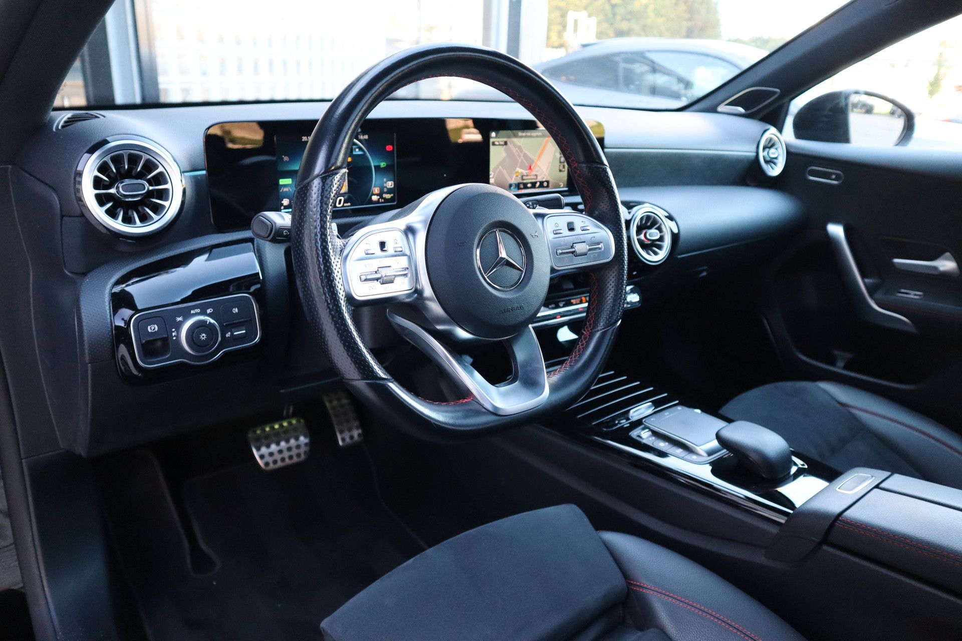 Afbeelding Mercedes-Benz A-Klasse 250 e | AMG-Line, Burmester, Panoramadak, Multibeam LED, Standkachel, Keyless-go, Stoelverwarming, Achteruitrijcamera
