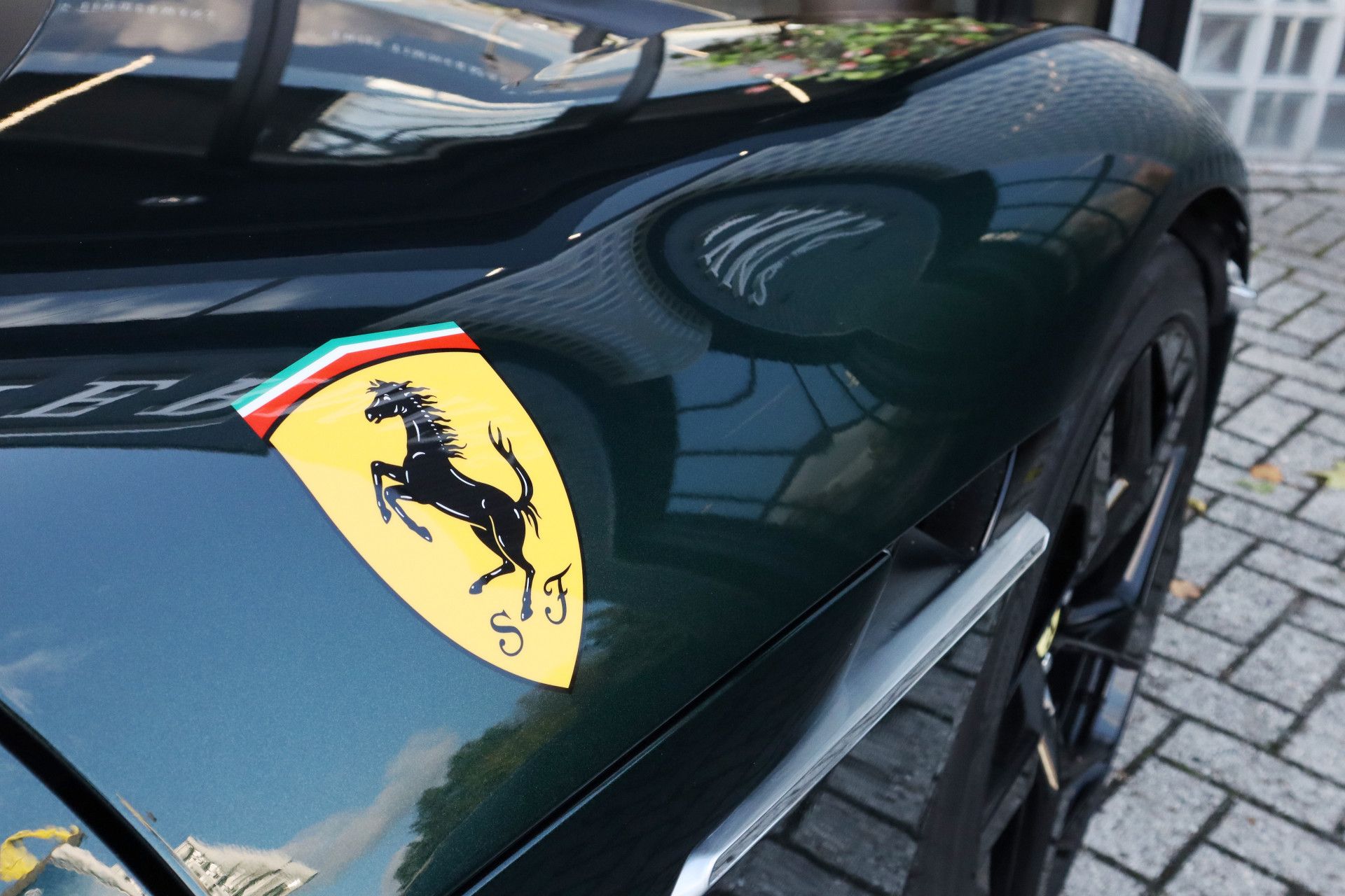 Afbeelding Ferrari 12Cilindri 6.5 V12 | Airbrushed Shields, Passenger display, Lift, Elektrisch verst. Daytona stoelen, ACC, Stoelverwarming, 360°Camera, Apple Carplay, Verde Zeltweg