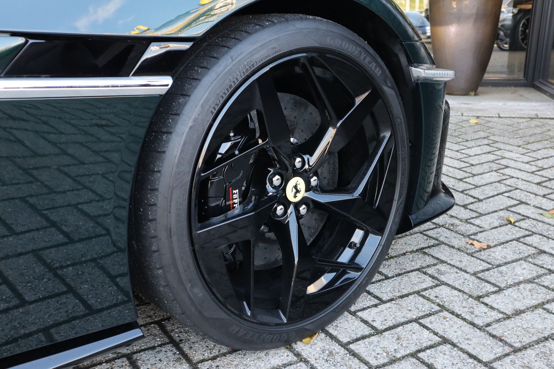 Afbeelding Ferrari 12Cilindri 6.5 V12 | Airbrushed Shields, Passenger display, Lift, Elektrisch verst. Daytona stoelen, ACC, Stoelverwarming, 360°Camera, Apple Carplay, Verde Zeltweg