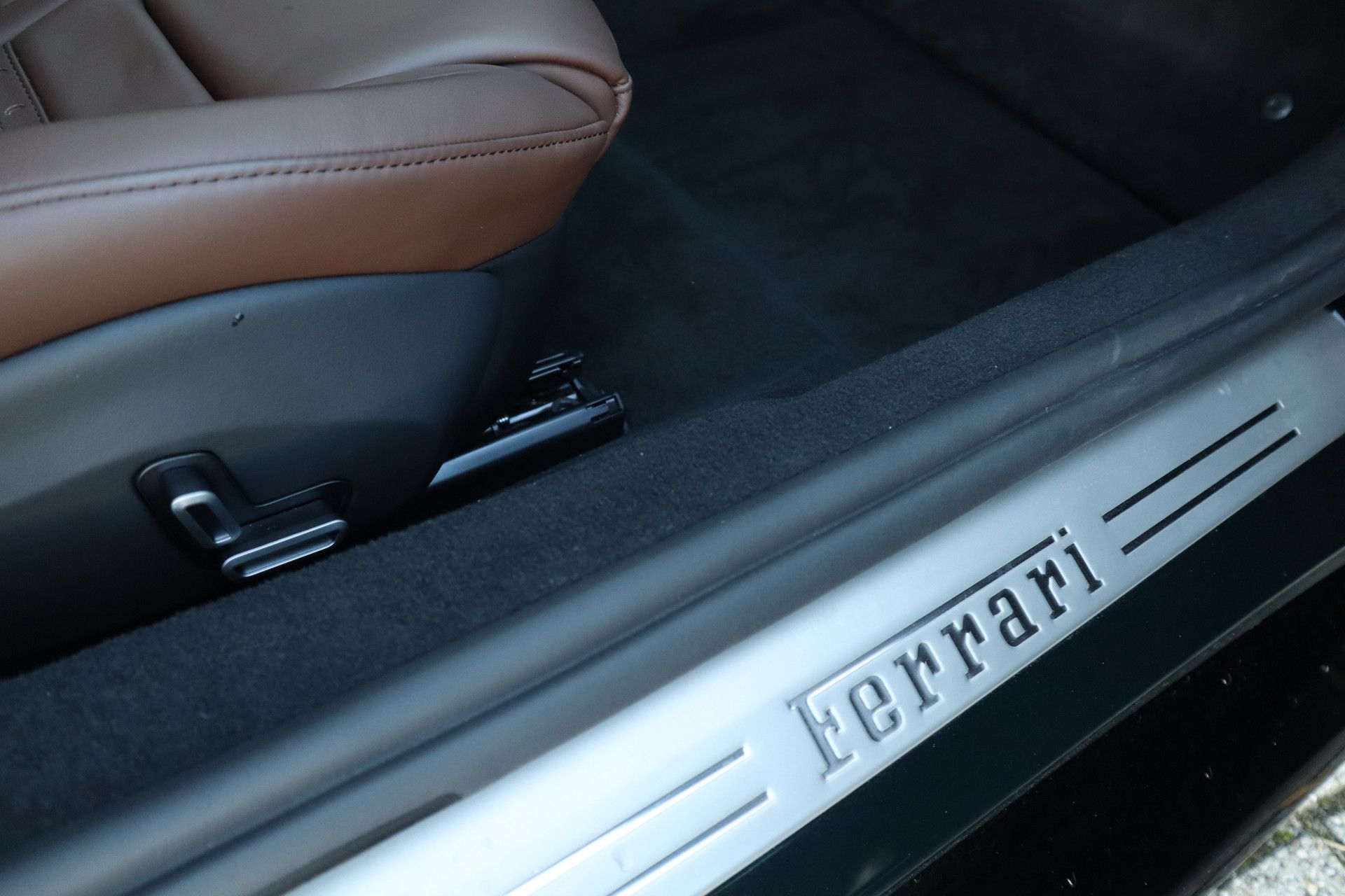 Afbeelding Ferrari 12Cilindri 6.5 V12 | Airbrushed Shields, Passenger display, Lift, Elektrisch verst. Daytona stoelen, ACC, Stoelverwarming, 360°Camera, Apple Carplay, Verde Zeltweg
