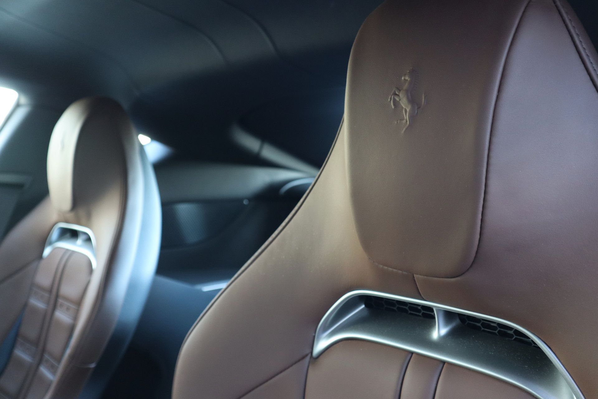 Afbeelding Ferrari 12Cilindri 6.5 V12 | Airbrushed Shields, Passenger display, Lift, Elektrisch verst. Daytona stoelen, ACC, Stoelverwarming, 360°Camera, Apple Carplay, Verde Zeltweg