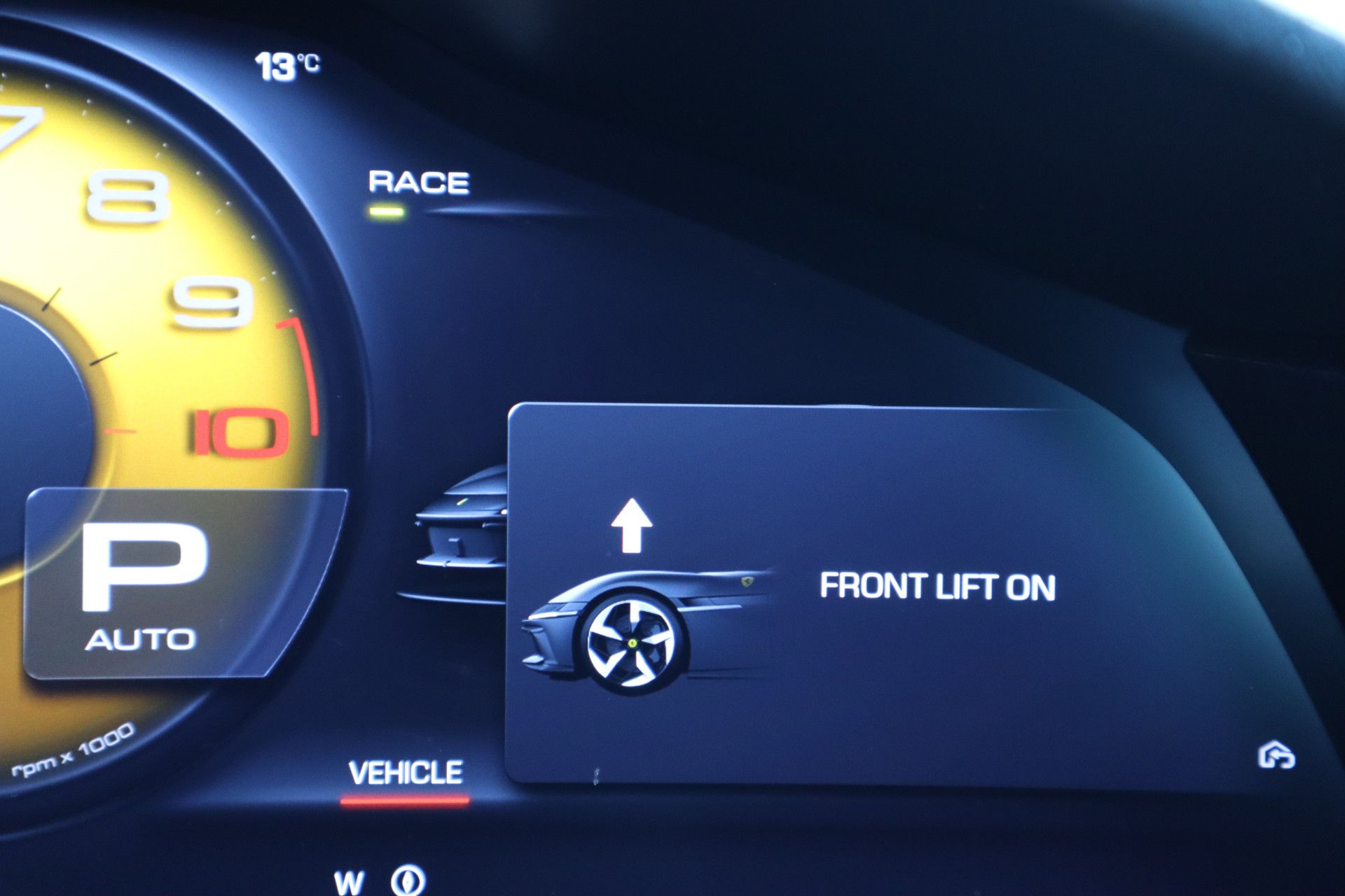 Afbeelding Ferrari 12Cilindri 6.5 V12 | Airbrushed Shields, Passenger display, Lift, Elektrisch verst. Daytona stoelen, ACC, Stoelverwarming, 360°Camera, Apple Carplay, Verde Zeltweg