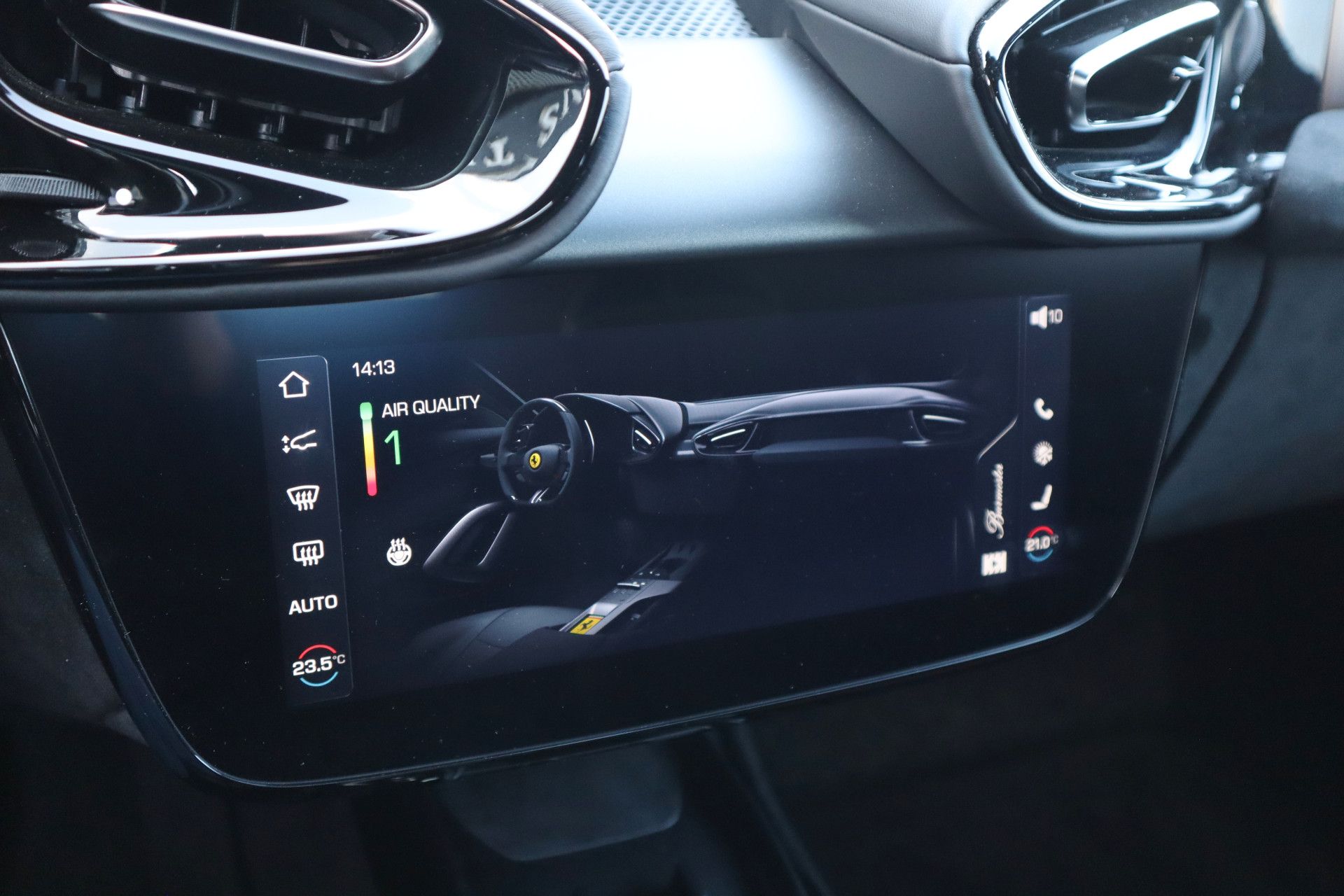 Afbeelding Ferrari 12Cilindri 6.5 V12 | Airbrushed Shields, Passenger display, Lift, Elektrisch verst. Daytona stoelen, ACC, Stoelverwarming, 360°Camera, Apple Carplay, Verde Zeltweg