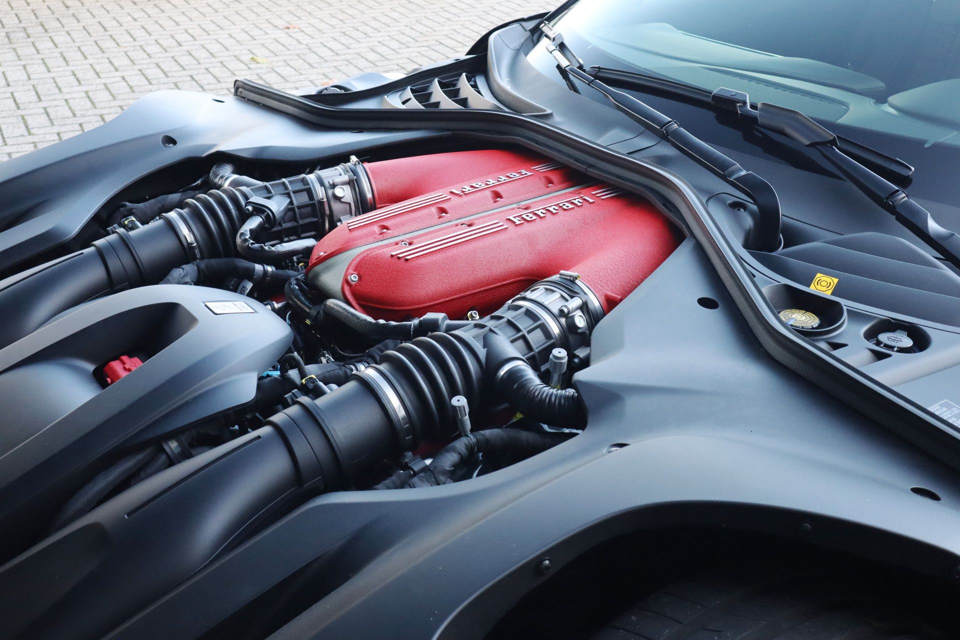Afbeelding Ferrari 12Cilindri 6.5 V12 | Airbrushed Shields, Passenger display, Lift, Elektrisch verst. Daytona stoelen, ACC, Stoelverwarming, 360°Camera, Apple Carplay, Verde Zeltweg
