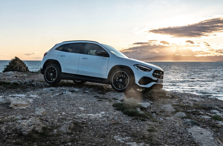 Mercedes-Benz-GLA-2021-HD-
