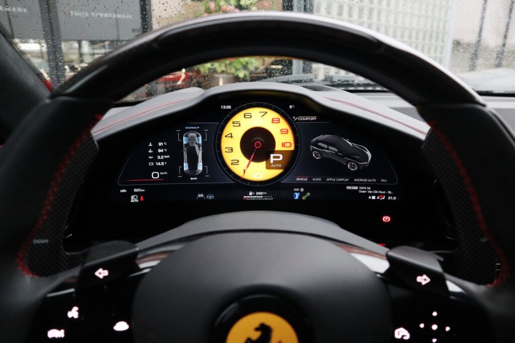 dashboard Ferrari Purosangue bij Thijs Timmermans Waardenburg