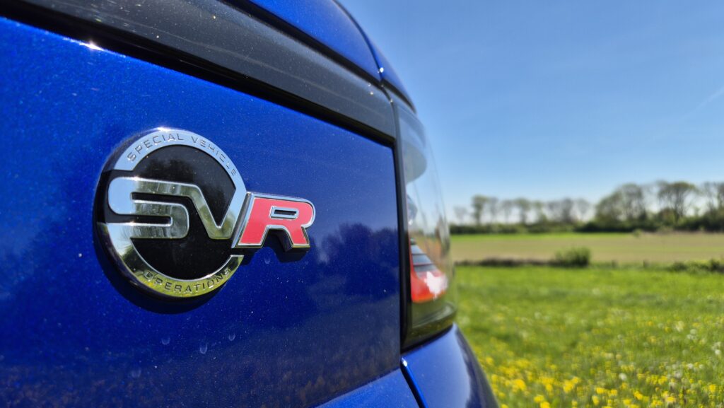 Logo van de Land Rover Range Rover Sport P575 SVR bij Thijs Timmermans