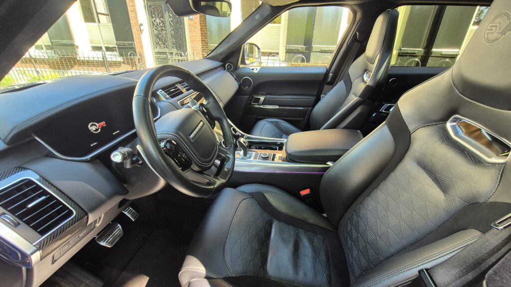 Het complete interieur van de Land Rover Range Rover Sport P575 SVR bij Thijs Timmermans